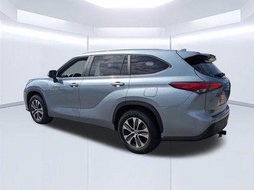 Moon Dust 2023 Toyota Highlander XLE