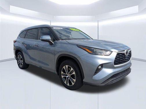 Moon Dust 2023 Toyota Highlander XLE
