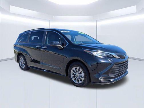 Midnight Black Metallic 2023 Toyota Sienna XLE