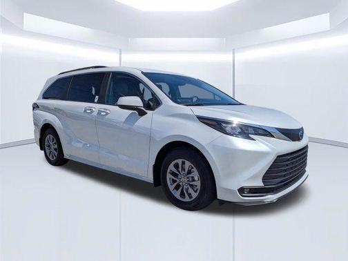 Wind Chill Pearl 2025 Toyota Sienna XLE