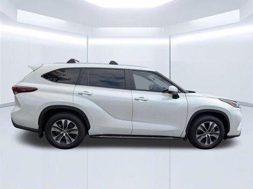 Wind Chill Pearl 2024 Toyota Highlander XLE