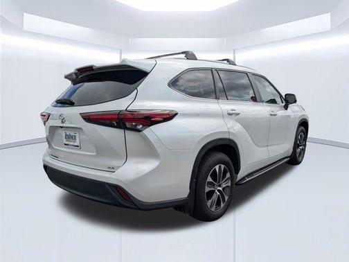 Wind Chill Pearl 2024 Toyota Highlander XLE