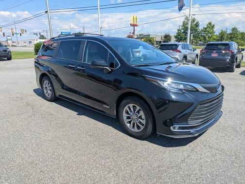 2021 Toyota Sienna XLE 8 Passenger