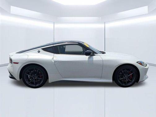 Everest White Pearl Tricoat/Super Black 2024 Nissan Z Performance Auto