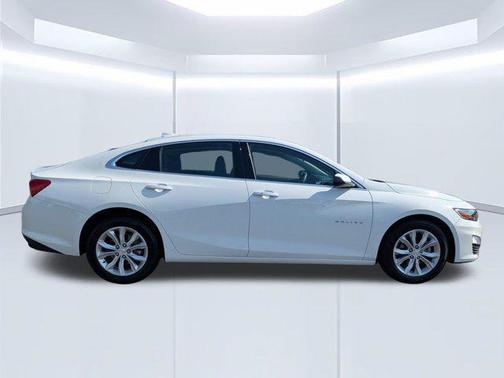 Summit White 2025 Chevrolet Malibu FWD 1LT