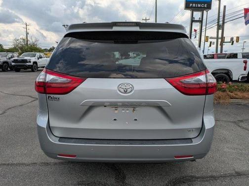 2020 Toyota Sienna XLE