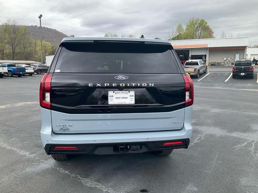 PR7 2026 Ford Expedition Max Active