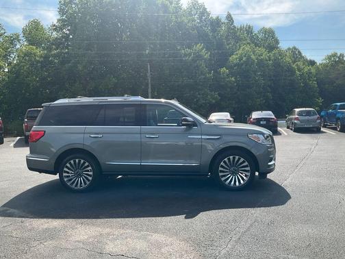 Jade Metallic 2019 Lincoln Navigator Reserve