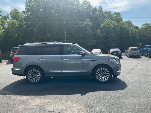 Jade Metallic 2019 Lincoln Navigator Reserve