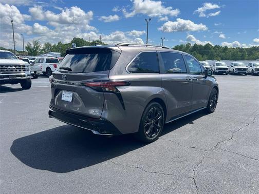 2021 Toyota Sienna XSE 7 Passenger