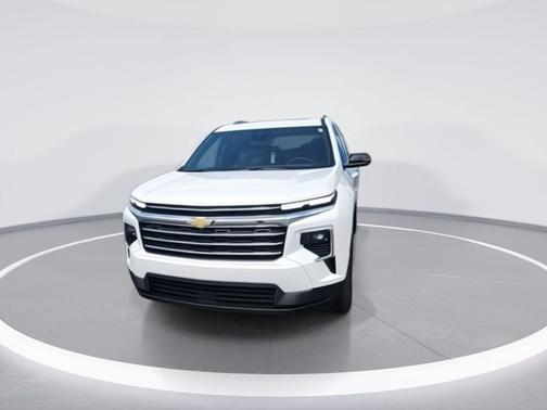 Summit White 2026 Chevrolet Traverse LT