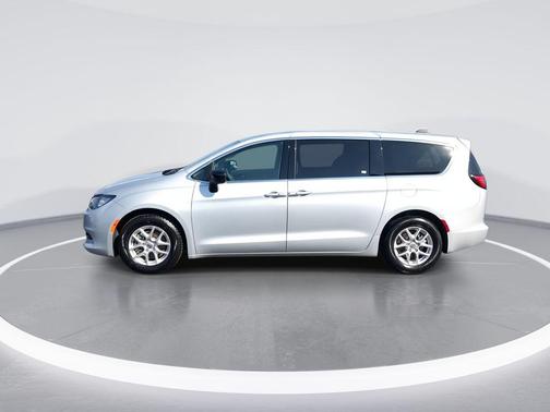 2024 Chrysler Voyager LX