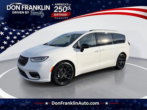 Bright White Clearcoat 2026 Chrysler Pacifica L