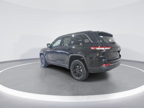 Diamond Black Crystal Pearlcoat 2026 Jeep Grand Cherokee Altitude