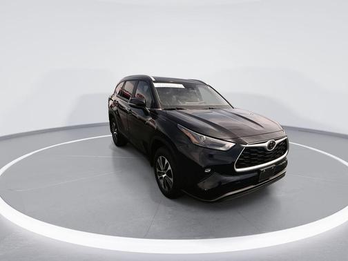 Midnight Black Metallic 2023 Toyota Highlander XLE
