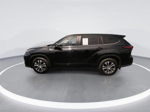 Midnight Black Metallic 2023 Toyota Highlander XLE