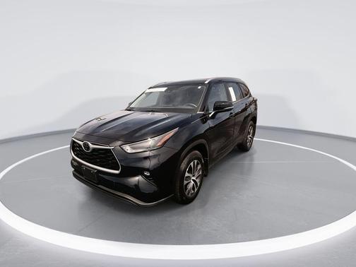 Midnight Black Metallic 2023 Toyota Highlander XLE