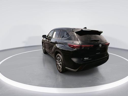 Midnight Black Metallic 2023 Toyota Highlander XLE