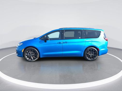 Hydro Blue Pearlcoat 2026 Chrysler Pacifica L
