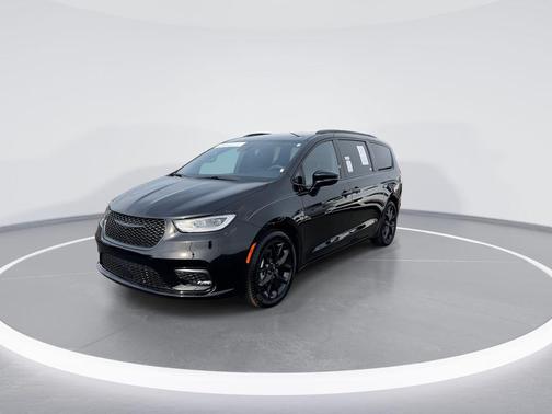 Diamond Black Crystal Pearlcoat 2024 Chrysler Pacifica Touring L