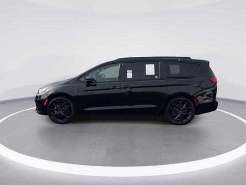 Diamond Black Crystal Pearlcoat 2024 Chrysler Pacifica Touring L