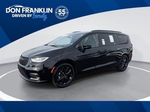 Diamond Black Crystal Pearlcoat 2024 Chrysler Pacifica Touring L