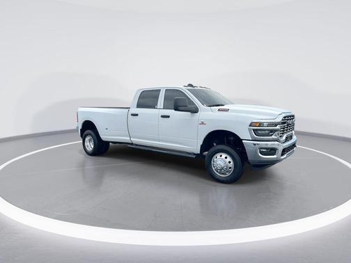 Bright White Clearcoat 2026 RAM 3500 Tradesman Crew Cab 4x4 8' Box