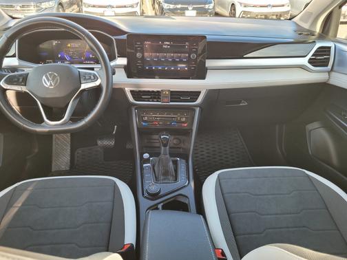 White 2025 Volkswagen Taos 1.5T SE