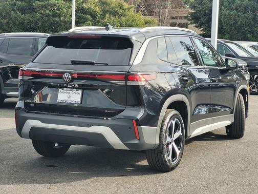 Deep Black Pearl Effect 2026 Volkswagen Tiguan 2.0T SE