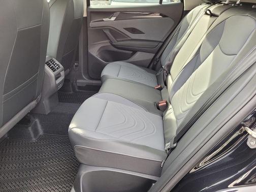 Deep Black Pearl Effect 2026 Volkswagen Tiguan 2.0T SE
