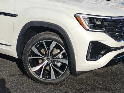White/off-white 2026 Volkswagen Atlas 2.0T SEL Premium R-Line