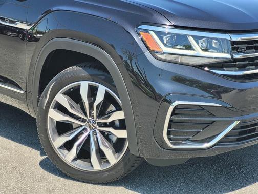 Deep Black Pearl Effect 2023 Volkswagen Atlas 3.6L SEL Premium R-Line