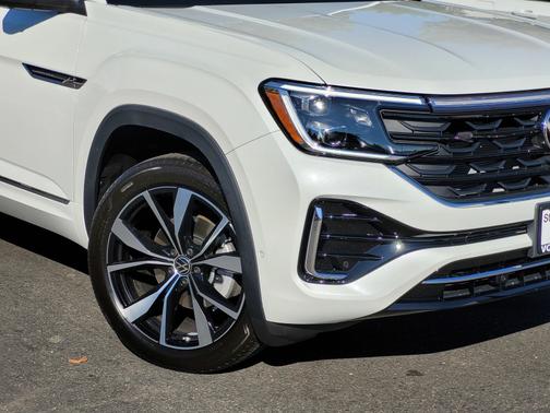 White/off-white 2024 Volkswagen Atlas Cross Sport 2.0T SEL Premium R-Line