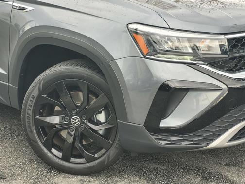 Platinum Gray Metallic 2023 Volkswagen Taos 1.5T SE