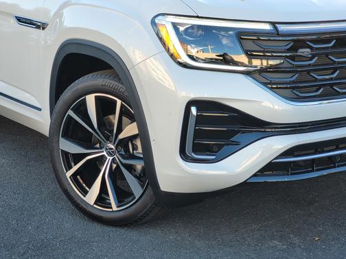 White/off-white 2026 Volkswagen Atlas Cross Sport 2.0T SEL Premium R-Line