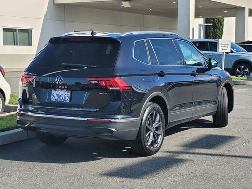 Deep Black Pearl Effect 2022 Volkswagen Tiguan 2.0T SE