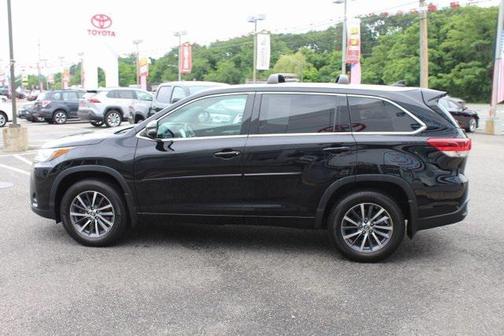 Midnight Black Metallic 2018 Toyota Highlander XLE
