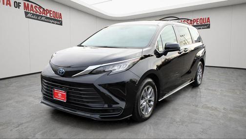 2023 Toyota Sienna LE