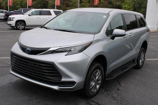 2025 Toyota Sienna LE