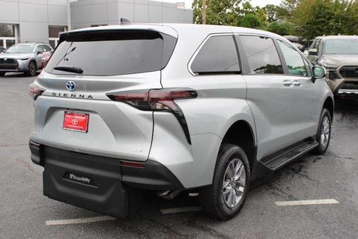 2025 Toyota Sienna LE