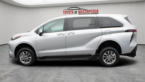 2025 Toyota Sienna LE