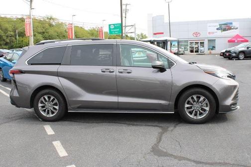2021 Toyota Sienna LE