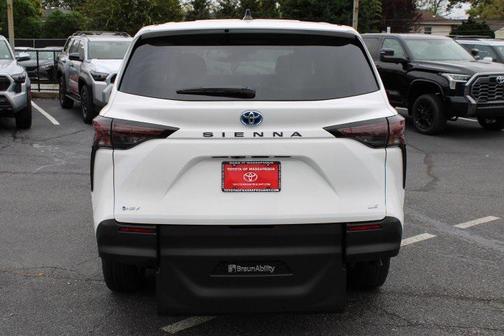 2025 Toyota Sienna LE