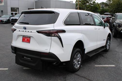 2025 Toyota Sienna LE