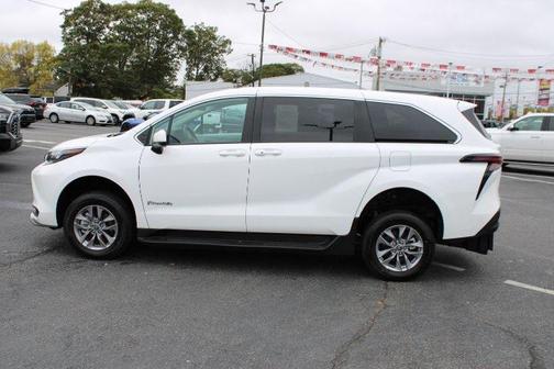 2025 Toyota Sienna LE