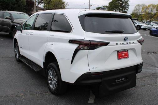 2025 Toyota Sienna LE