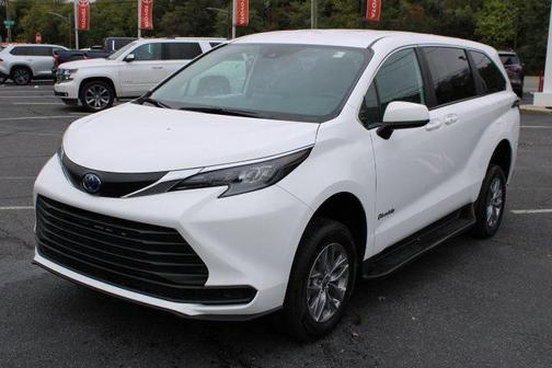 2025 Toyota Sienna LE