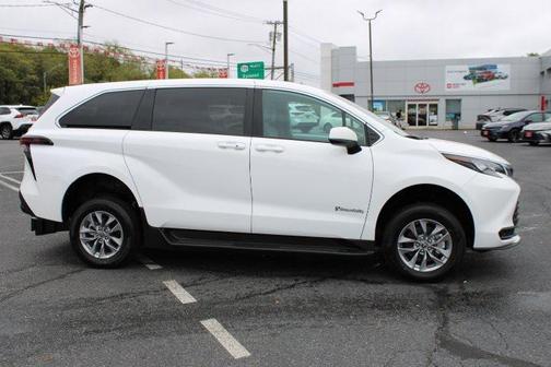 2025 Toyota Sienna LE