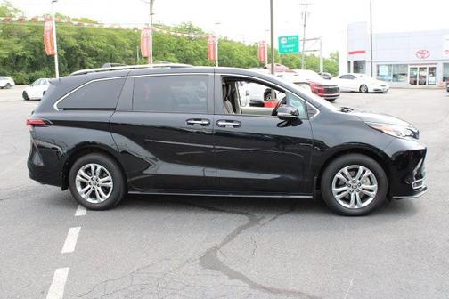 2022 Toyota Sienna Platinum 7 Passenger