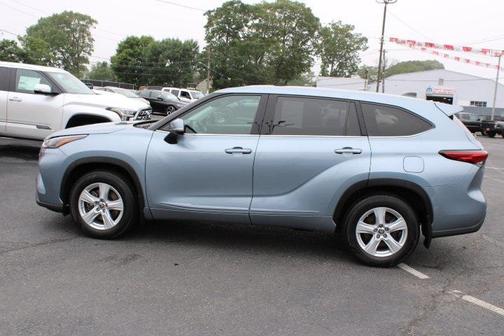 2022 Toyota Highlander LE